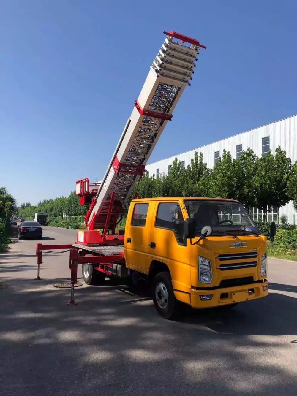 瓮安附近的云梯车出租服务：轻松解决高空作业需求