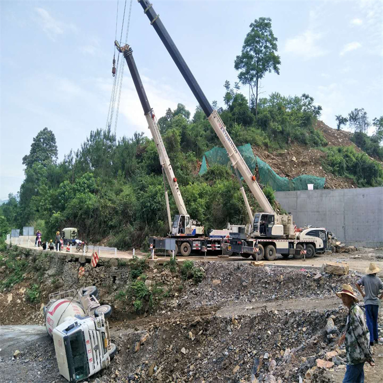 瓮安汽车掉沟里叫吊车救援要多少钱